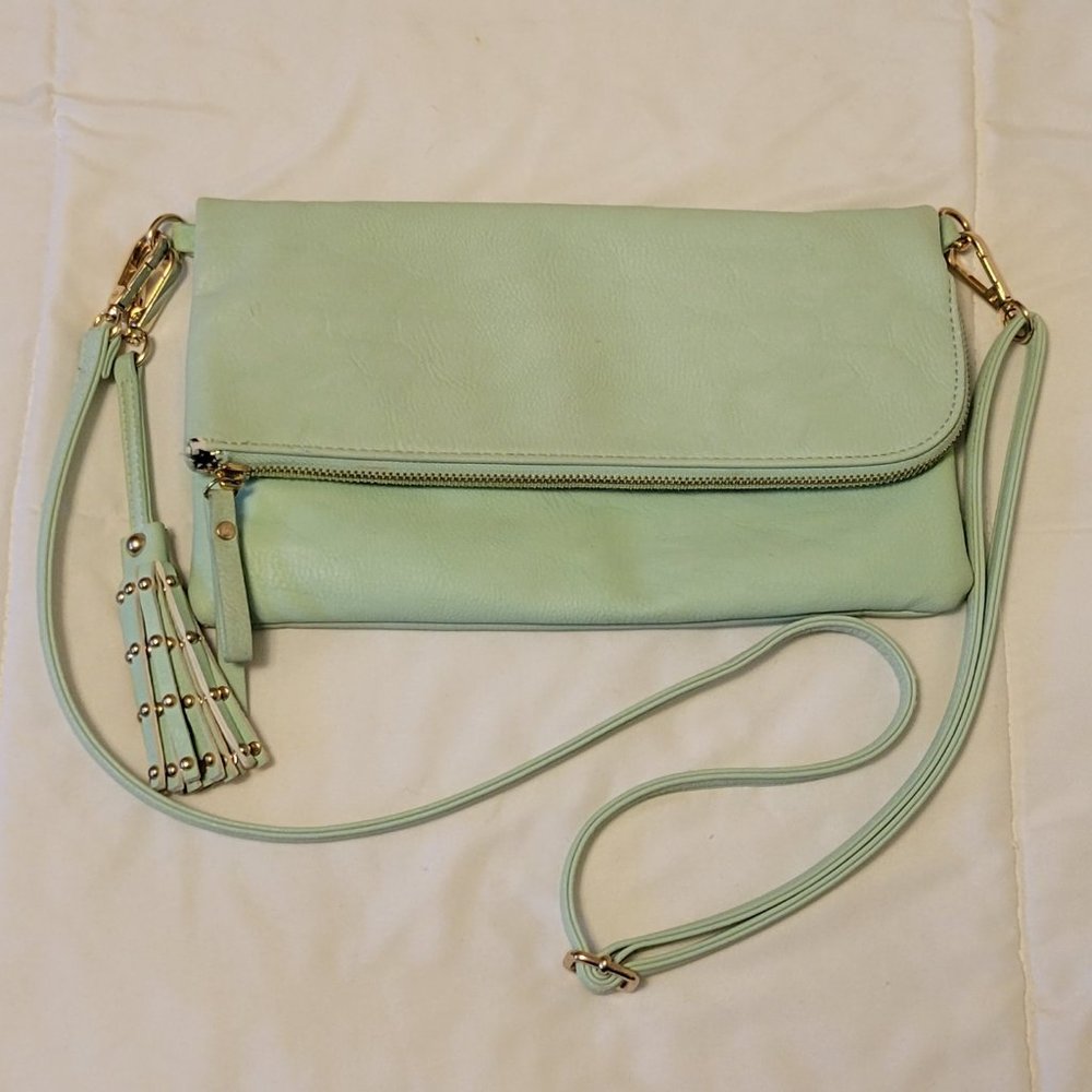 ❣️HP❣️Charming Charlie mint fold over snap/zip closure w/removable strap purse.
